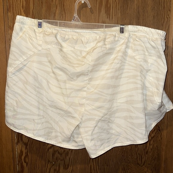 Old navy animal print mid rise run shorts - Picture 3 of 4